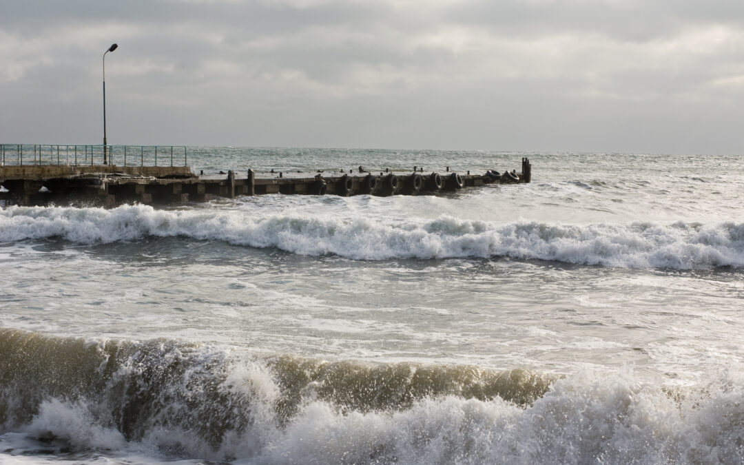 Comment protéger son bâtiment contre les intempéries en bord de mer ?